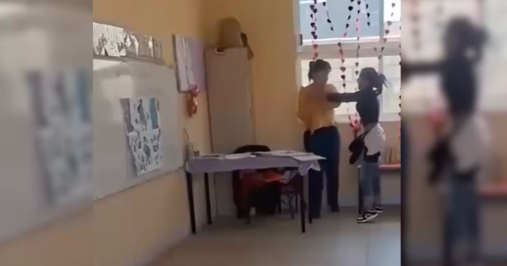 Madre encara a golpes a maestra en Hidalgo por presunto maltrato a niños