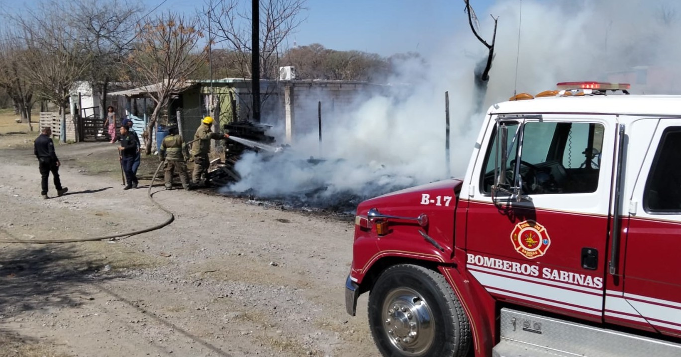 Incendio en Sabinas deja daños a vivienda y cableado eléctrico