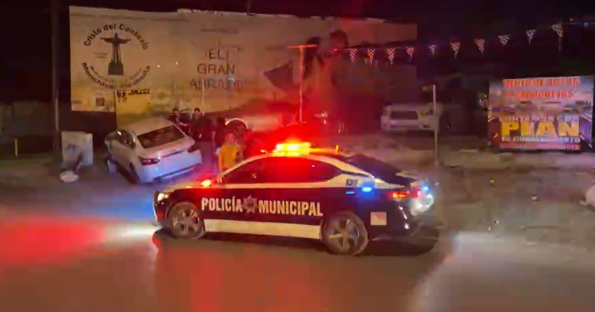 Descontrol al volante termina en doble percance en la avenida Acereros