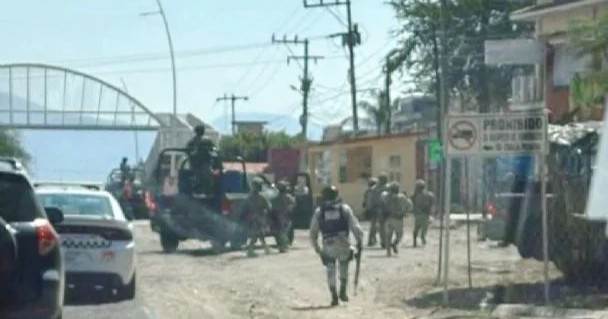 Cierran accesos a Tuxpan por enfrentamiento entre civiles armados y Guardia Nacional