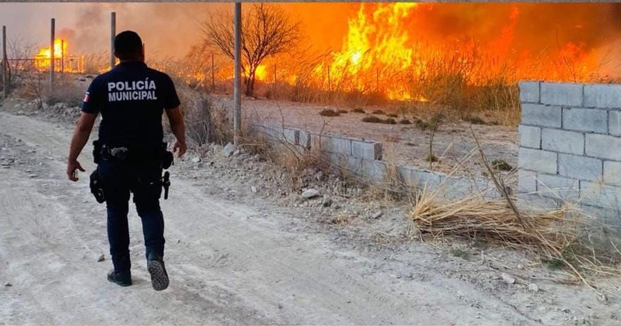 Voraz incendio arrasa maleza en ejido Santa Gertrudis