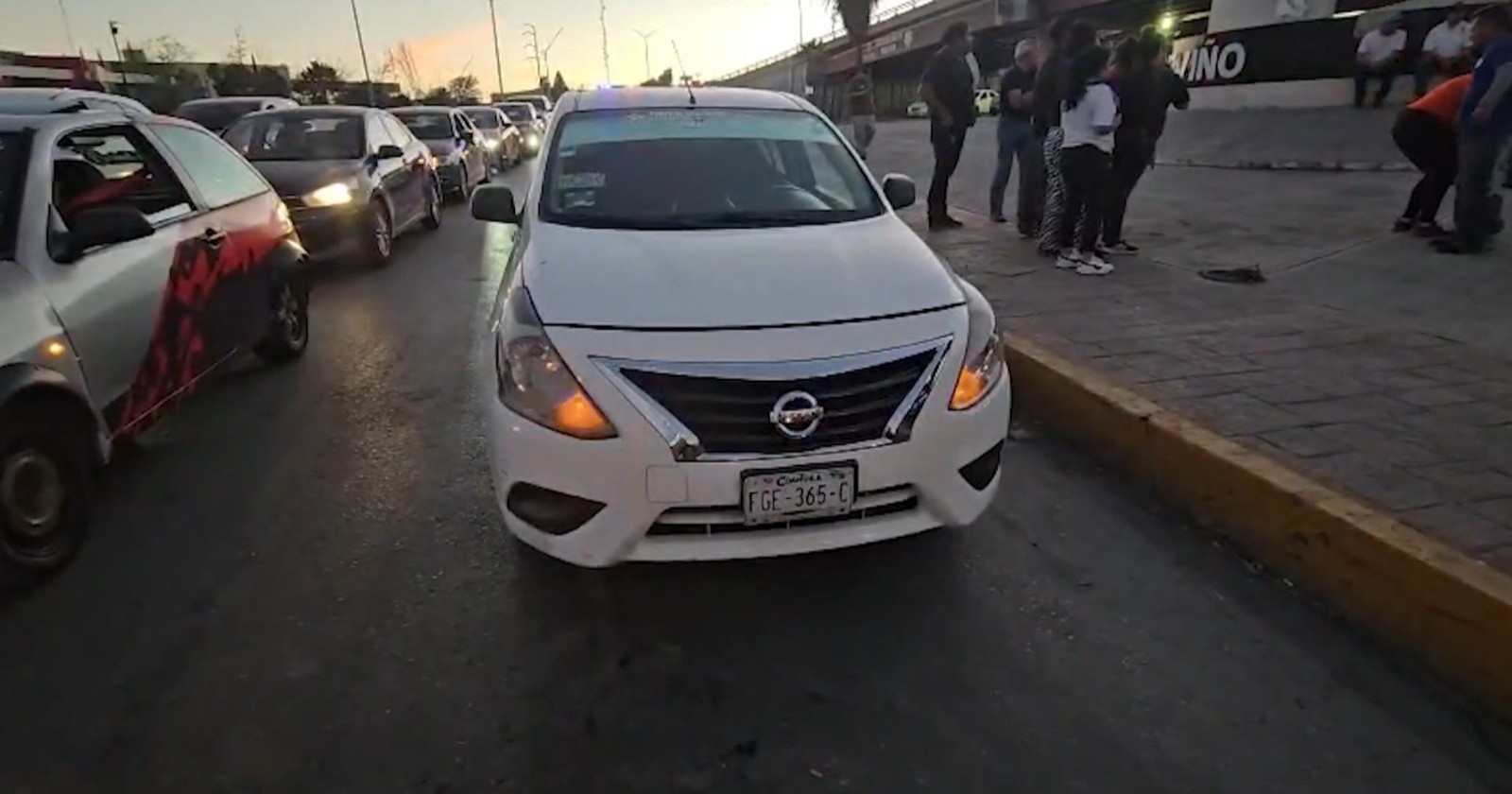 Presunto responsable es alcanzado por motociclistas tras choque en Saltillo