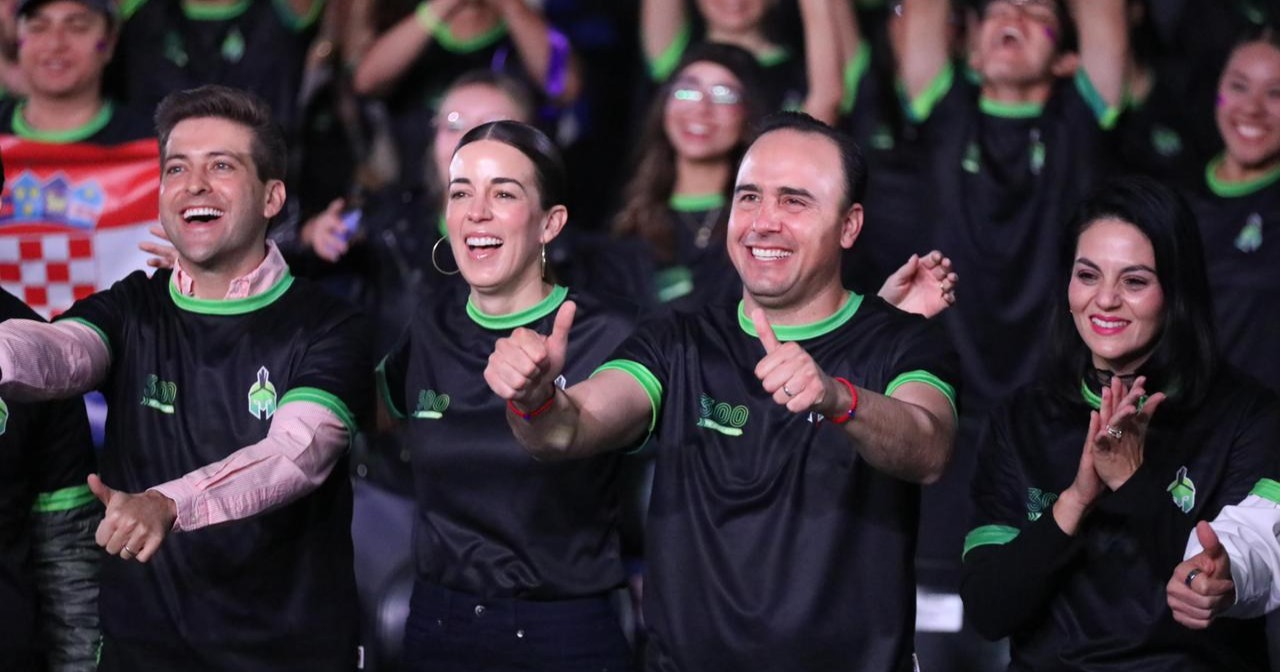 Detona Manolo súper becas universitarias y créditos para jóvenes emprendedores