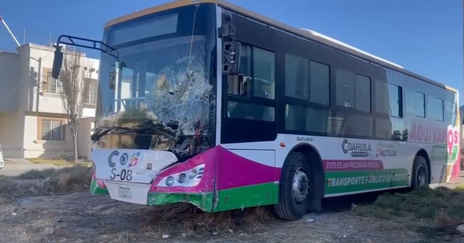 Accidente entre transporte público y unidad de carga deja tres lesionados