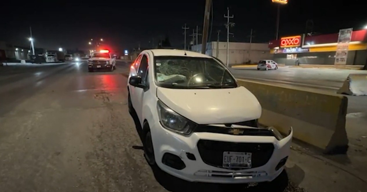 Automóvil impacta a muros de concreto y es abandonado