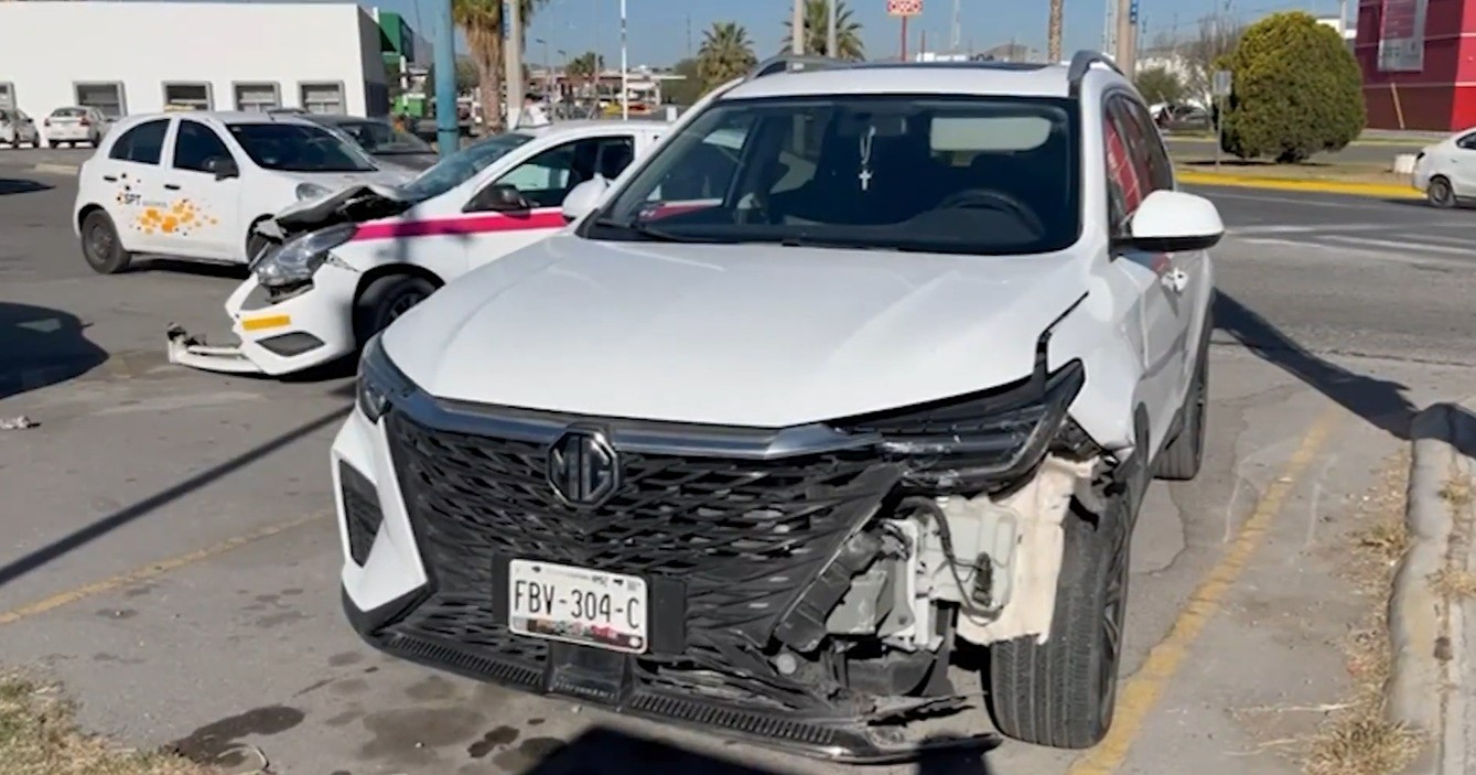 Choque en Carlos Abedrop deja daños tras imprudencia de taxista
