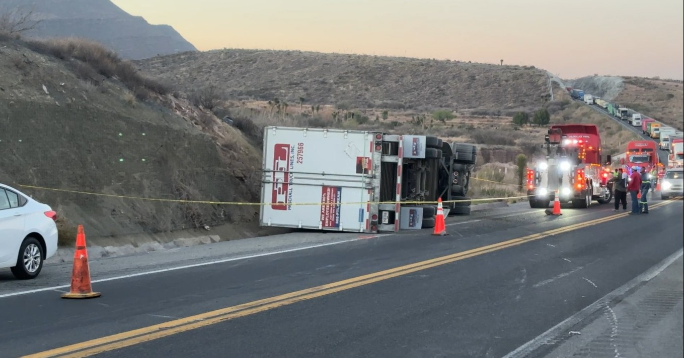 Operador de tractocamión muere tras volcadura en el Libramiento Norponiente