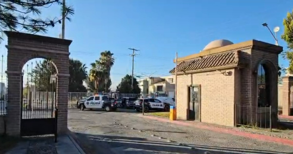 Hombre se desvanece en la vía pública y fallece en Residencial Los Reales