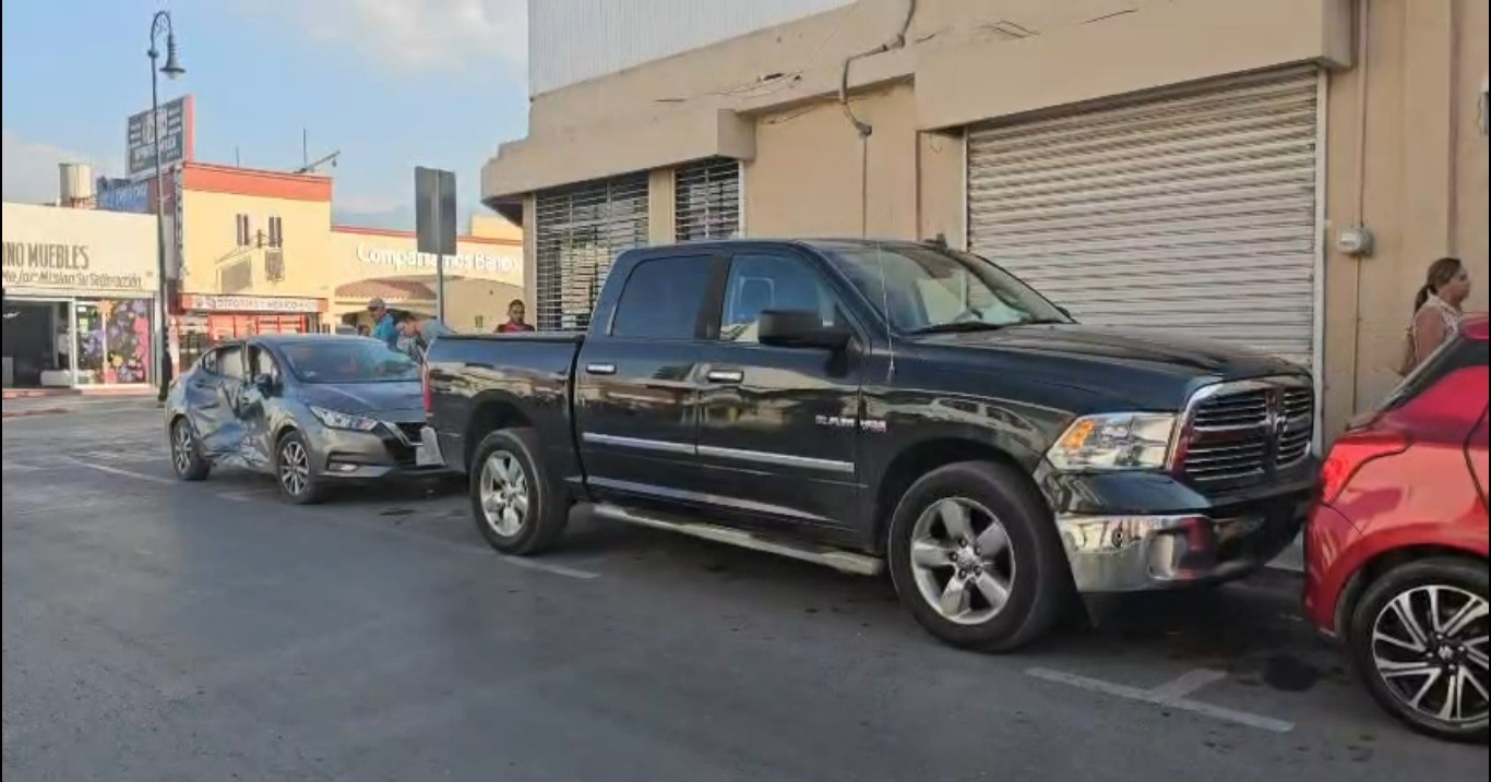 Se pasa el semáforo y provoca choque en Zona Centro