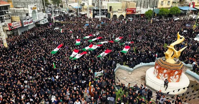 Realizan funeral masivo para las 165 niñas muertas en ataque a escuela