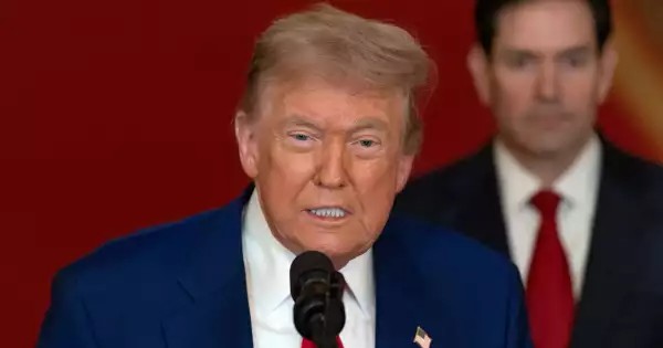 Donald Trump señala que la marina podría intervenir en el estrecho de Ormuz