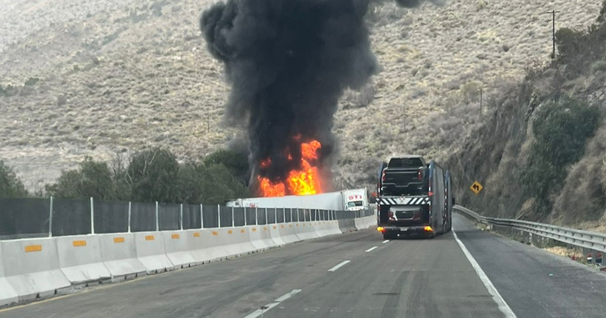 Fuego devora cuatro tráileres tras carambola en la 57