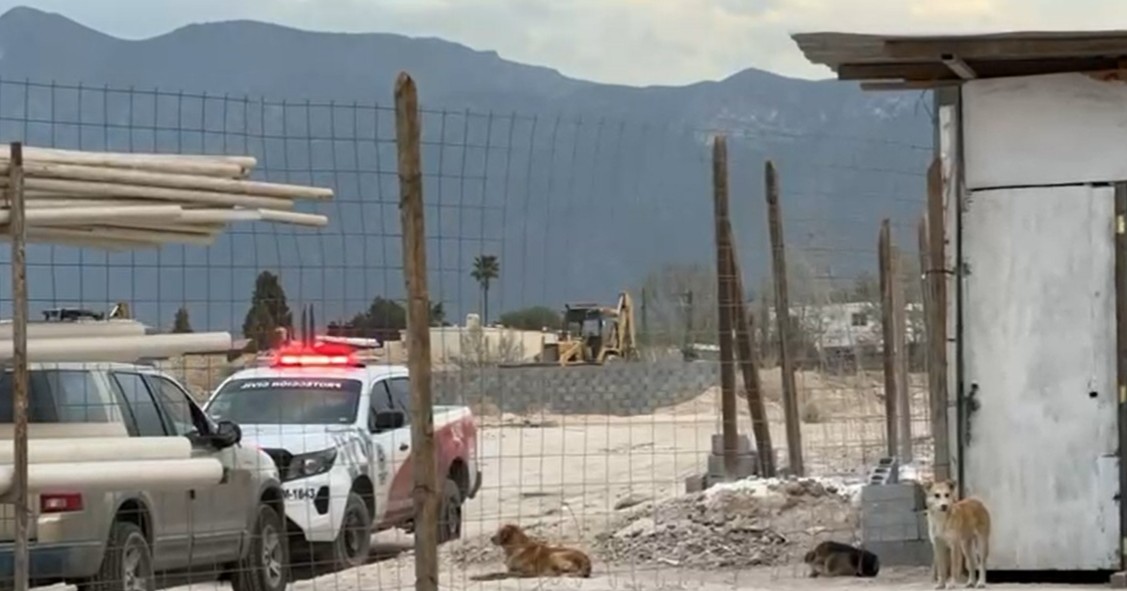 ¡Se les viene la barda encima! Tres albañiles terminan lesionados