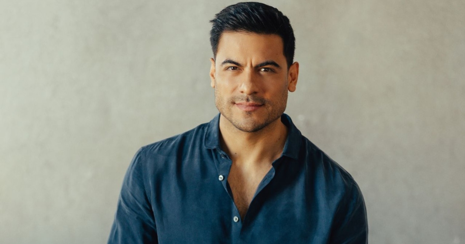 Carlos Rivera devela mural en su honor en el salón Tenampa