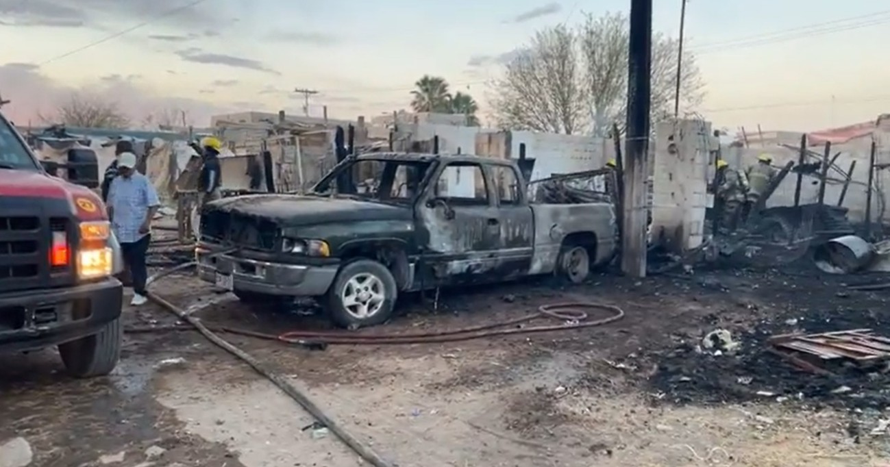 Incendio arrasa con vivienda y vehículos; familia lo pierde todo