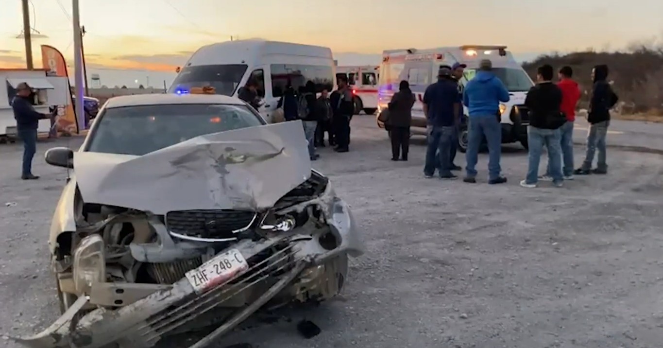  Transporte de personal provoca choque contra automóvil 