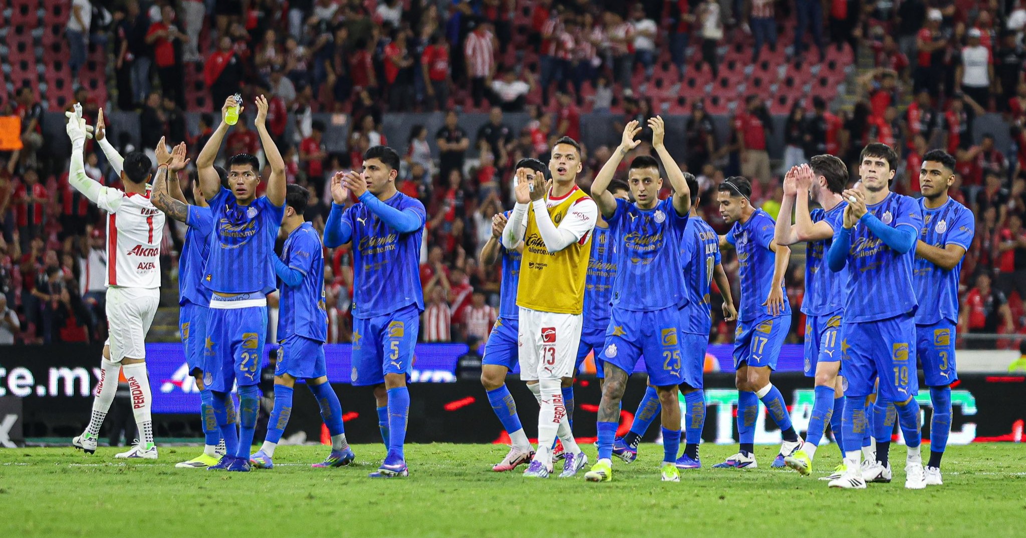 ¡Remontada y victoria!; Chivas se recupera y vence a Atlas 2-1 en el Jalisco 