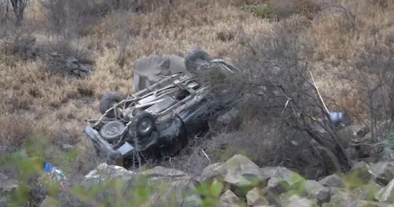 ¡Volcadura mortal! Camioneta cae a barranco y mujer pierde la vida