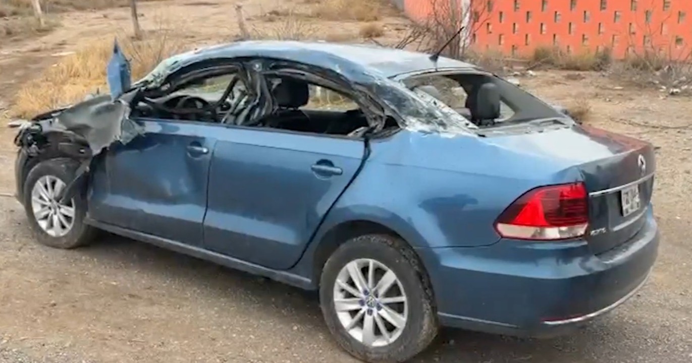 Tráiler los embiste y terminan fuera del camino en la carretera Torreón–Saltillo