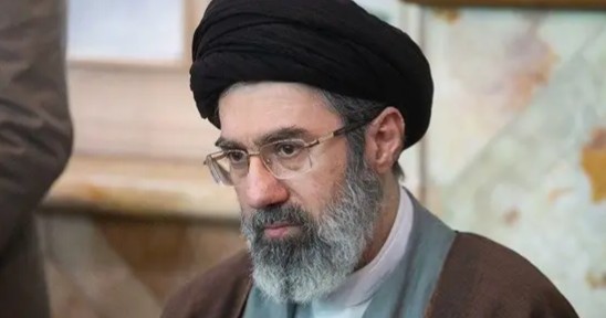 Hijo de Alí Jamenei asume como líder supremo de Irán