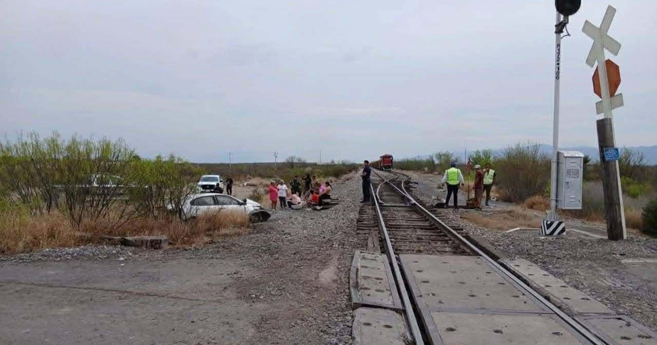 Automóvil intenta ganarle el paso al tren y termina impactado en Progreso
