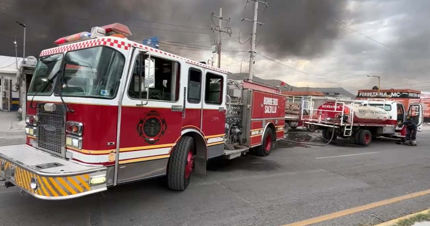  ¡De predio baldío a desastre! Fuego arrasa comercios al sur de Saltillo