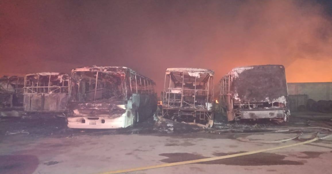 Incendio en recicladora de Torreón consume camiones y moviliza a bomberos