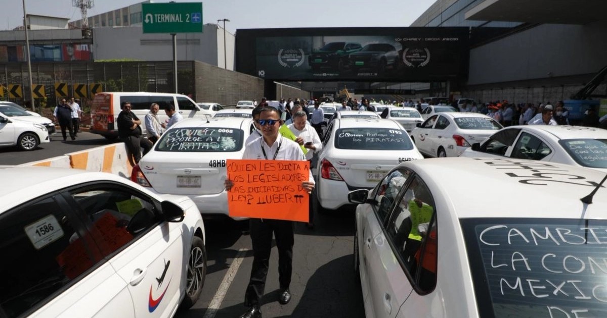 Usuarios del AICM prefieren Uber y Didi; taxis protestan y bloquean terminal