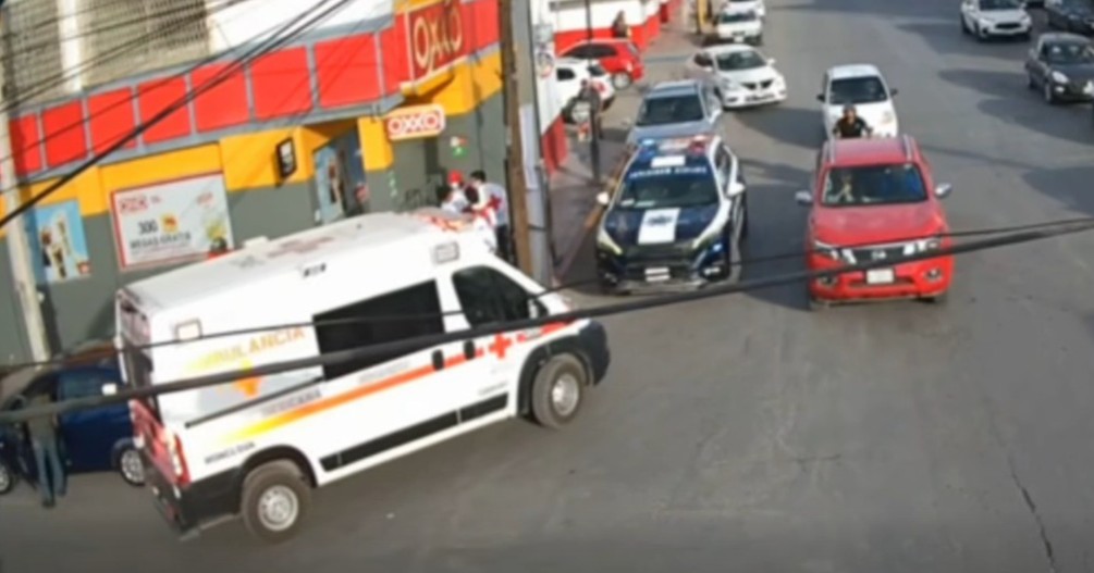 Chocan en scooter y salen volando contra el pavimento en Monclova