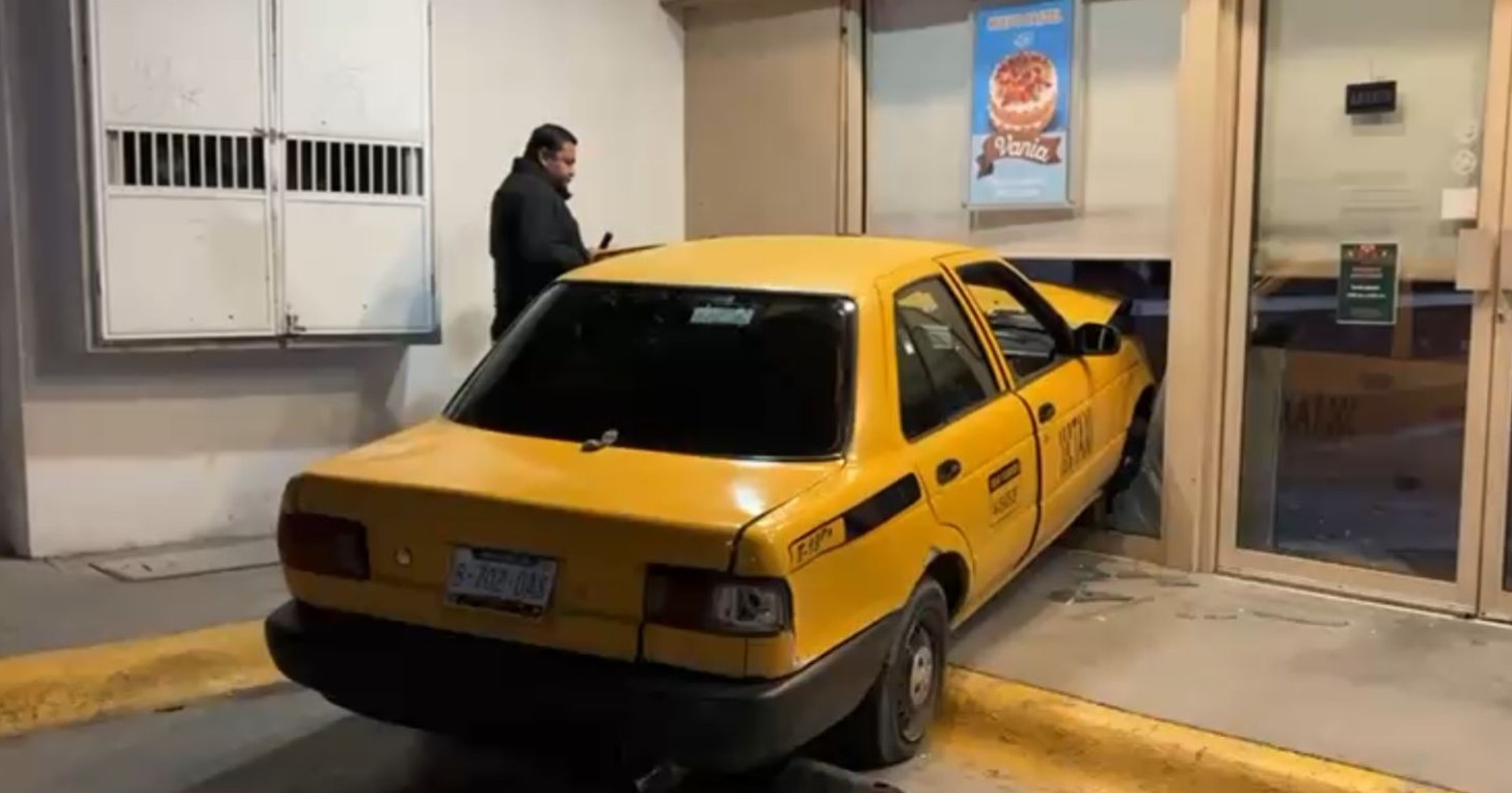 ¡Se mete hasta la cocina! Taxi choca contra pastelería