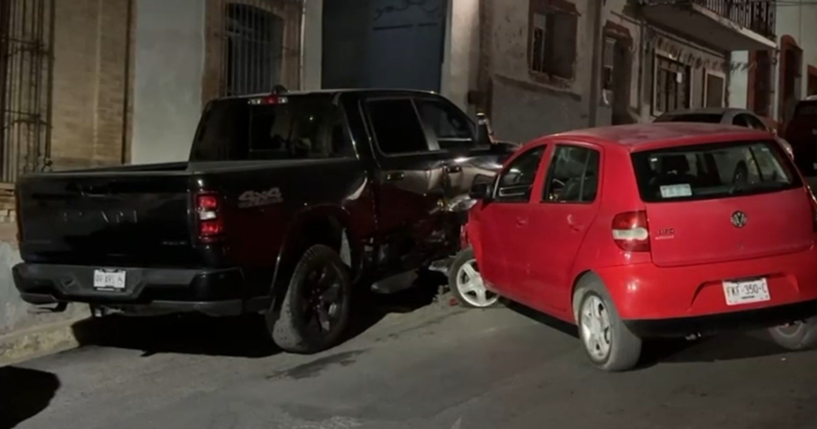Pierde el control y destroza camioneta estacionada