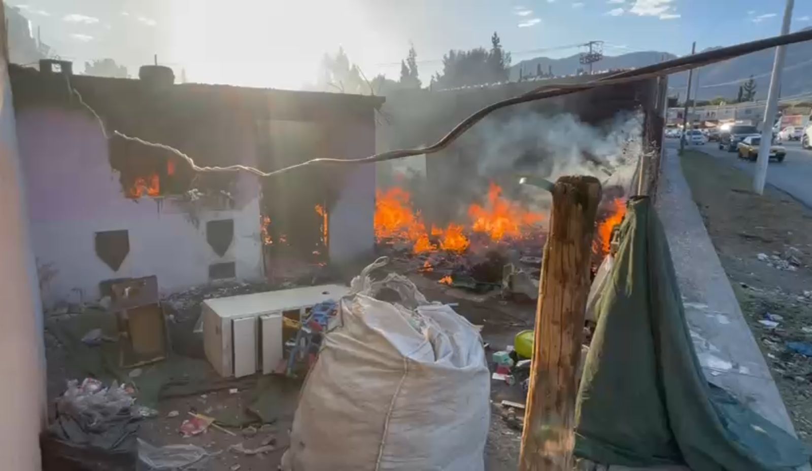 Vecinos reportaron al 911 que dos personas salieron corriendo del lugar antes de que comenzaran las llamas.