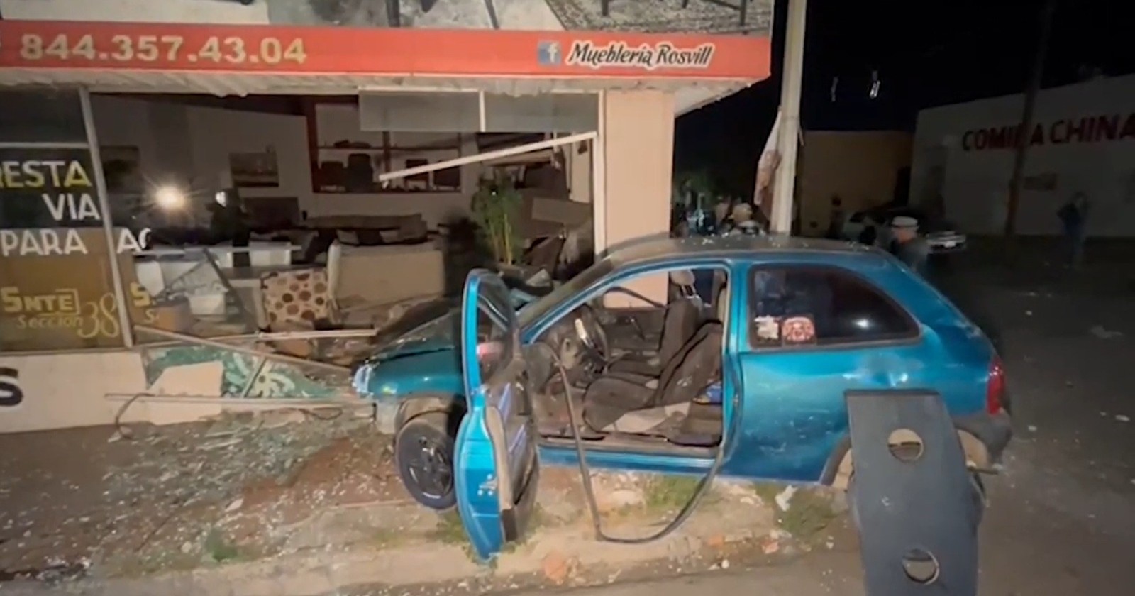 Choca, destroza negocio y huye en el centro de Saltillo