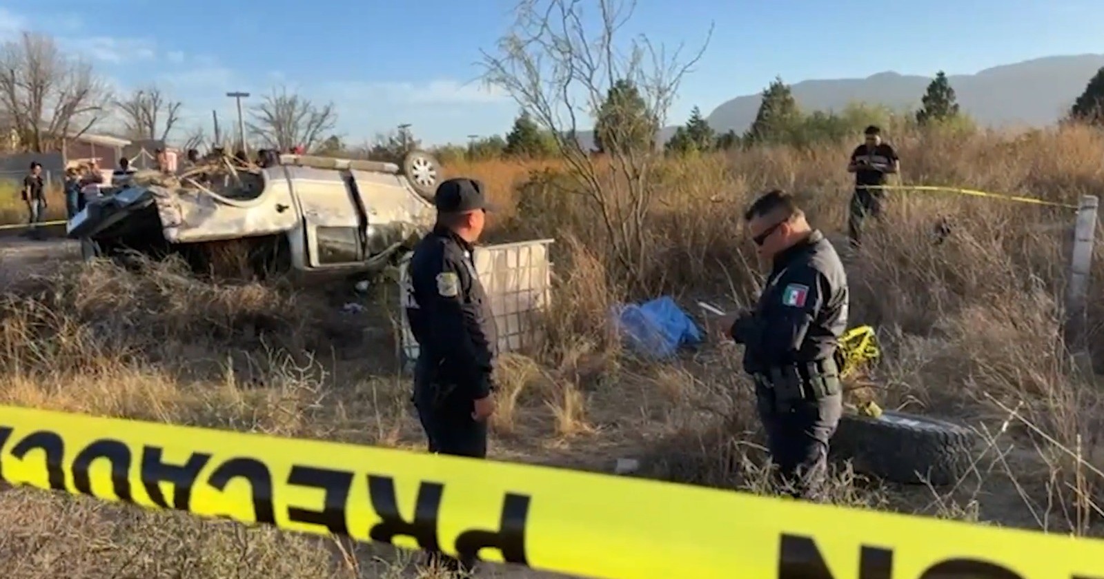 Volantazo termina en volcadura y mujer queda atrapada