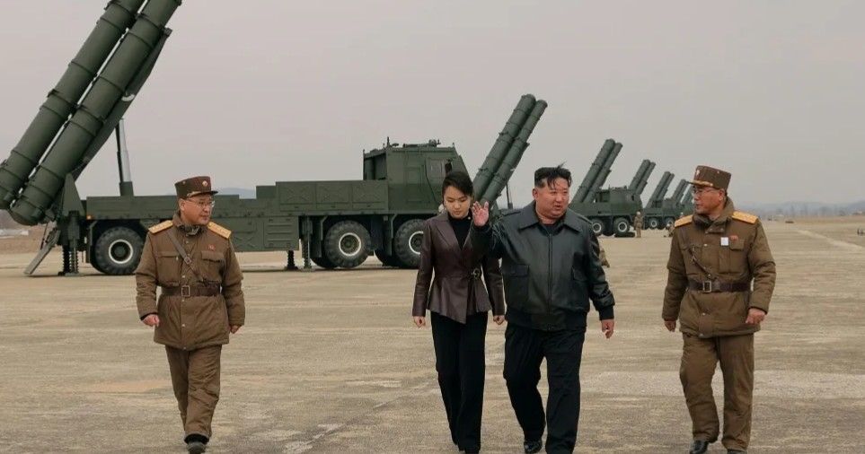 Corea del Norte realiza ejercicio con lanzacohetes múltiples