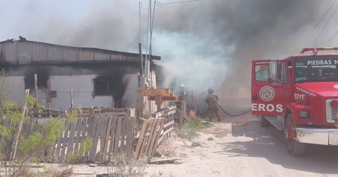 Incendio consume por completo casa y camioneta en Nava