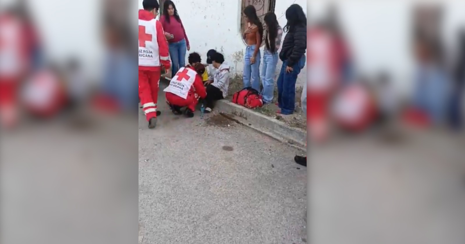 Choque entre motocicleta y camioneta deja dos jóvenes heridos en Parras