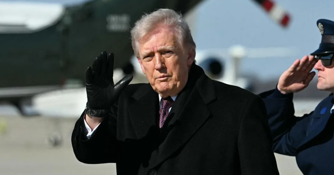 Donald Trump encabeza ceremonia de repatriación de soldados caídos en guerra con Irán