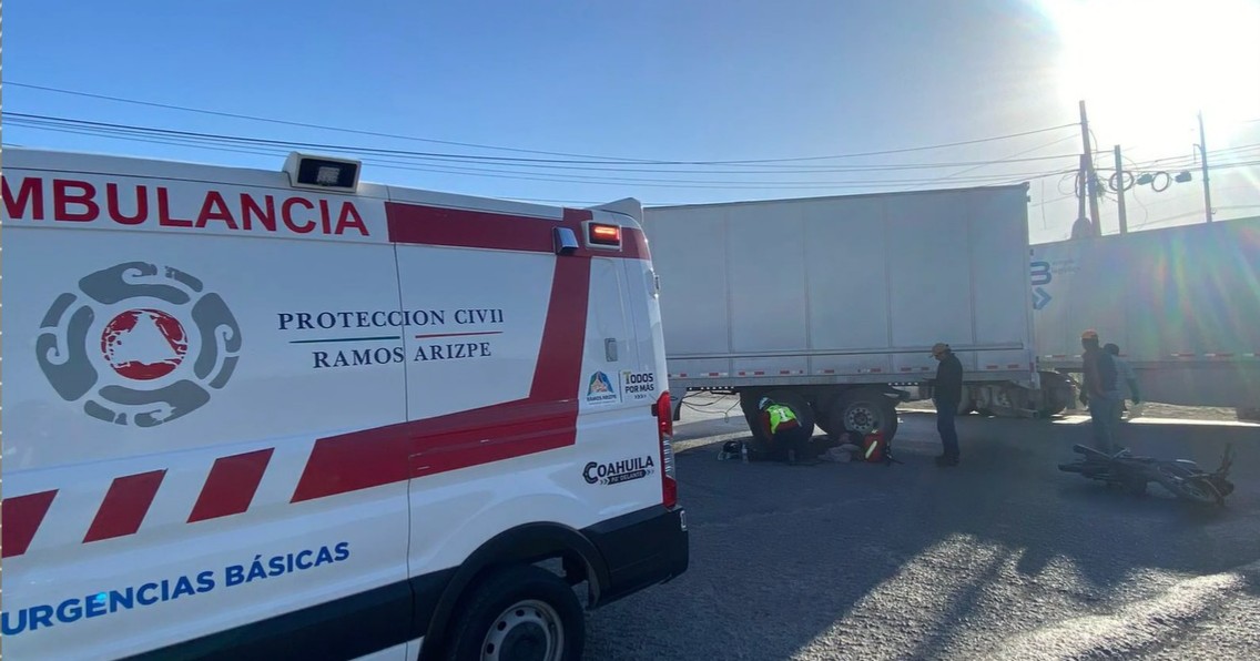 Tráiler atropella a motociclista y lo deja lesionado