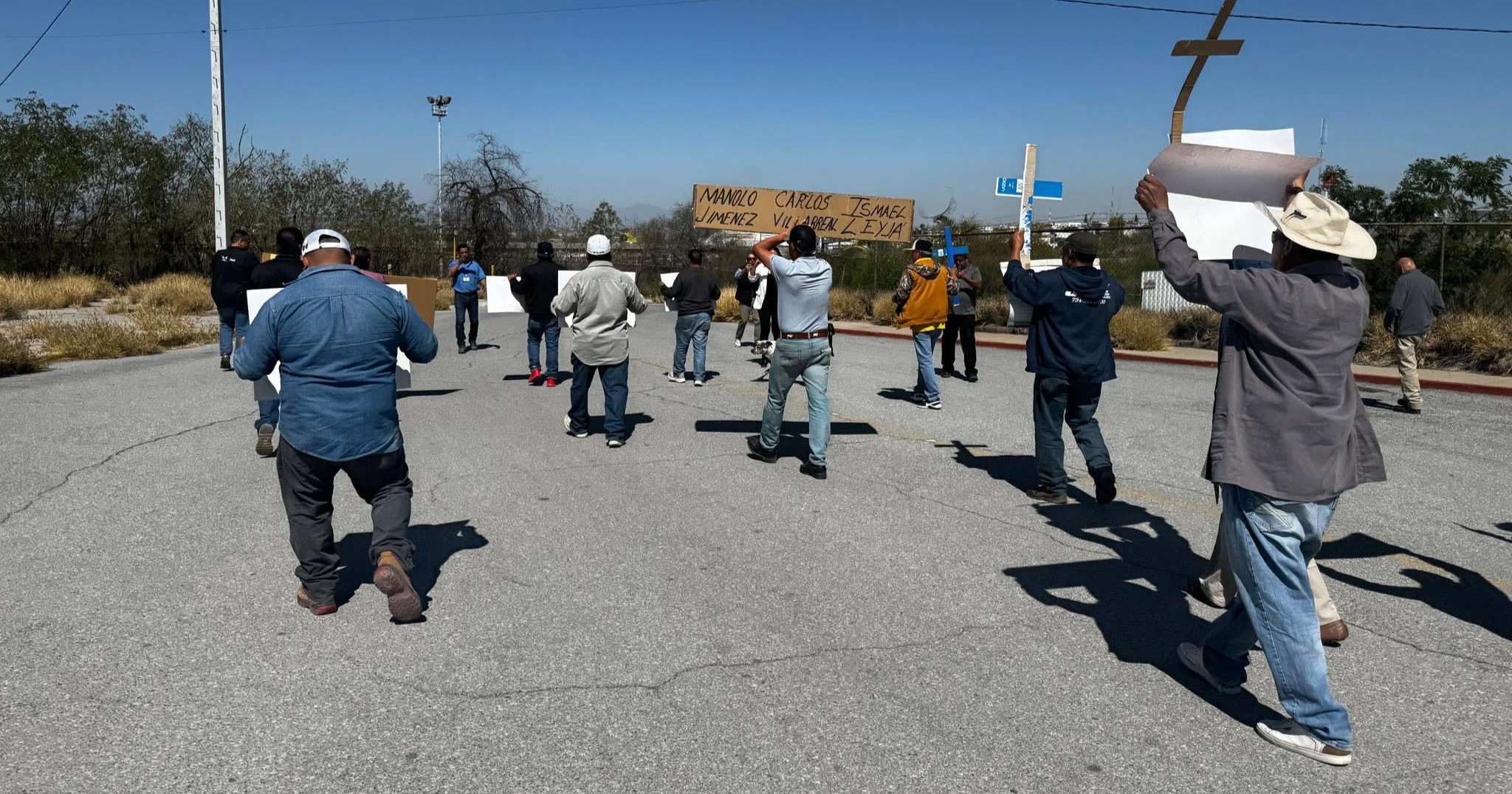Obreros de AHMSA toman las calles de Monclova para exigir pagos pendientes