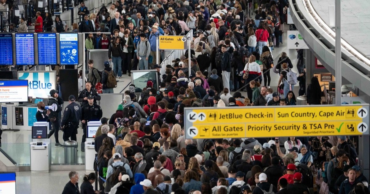 Trump envía agentes migratorios a aeropuertos por crisis y bloqueo presupuestal