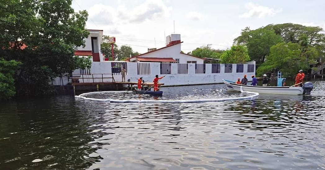 Pemex realiza operativo en Río Seco Tabasco tras derrame en Dos Bocas