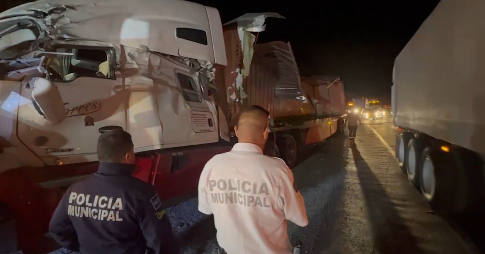 Caos en Los Chorros por volcadura