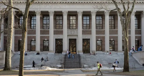 Trump intensifica su ofensiva contra Harvard con dos nuevas investigaciones