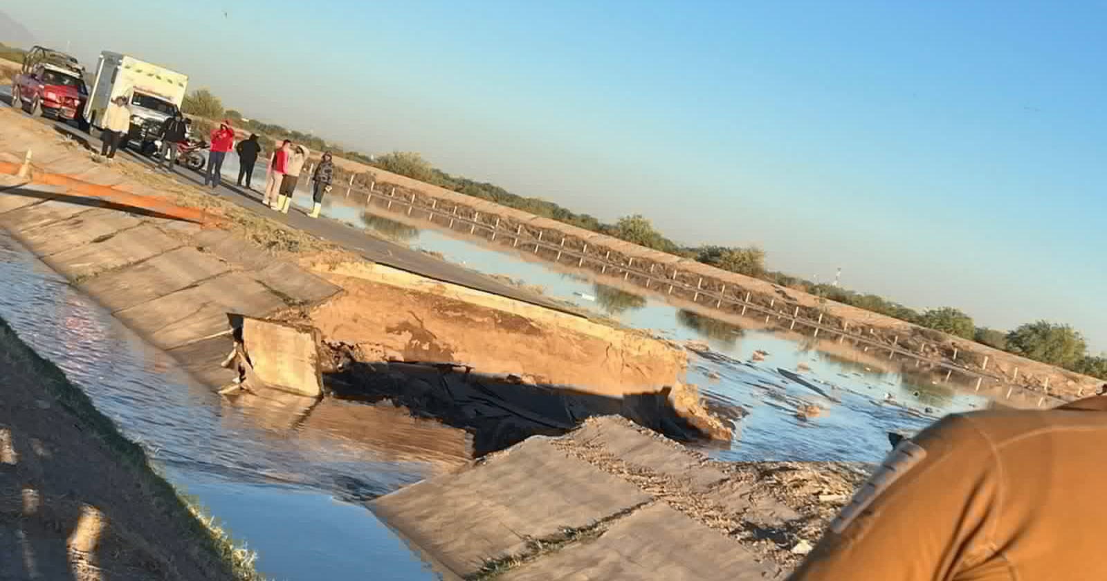 Motociclista pierde la vida tras caer en enorme socavón