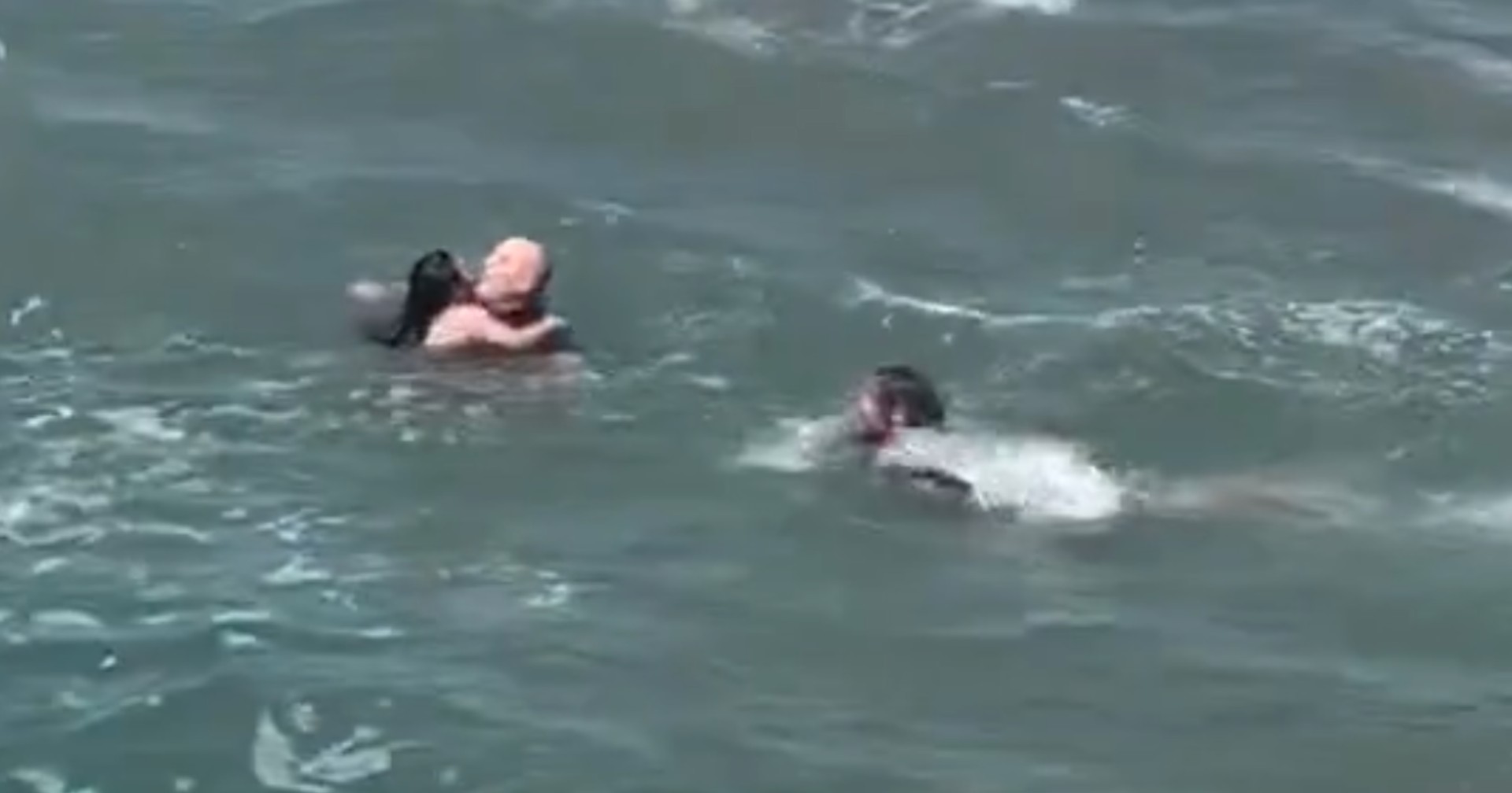 Entrenador de surf se convierte en héroe tras rescatar a familia a punto de ahogarse