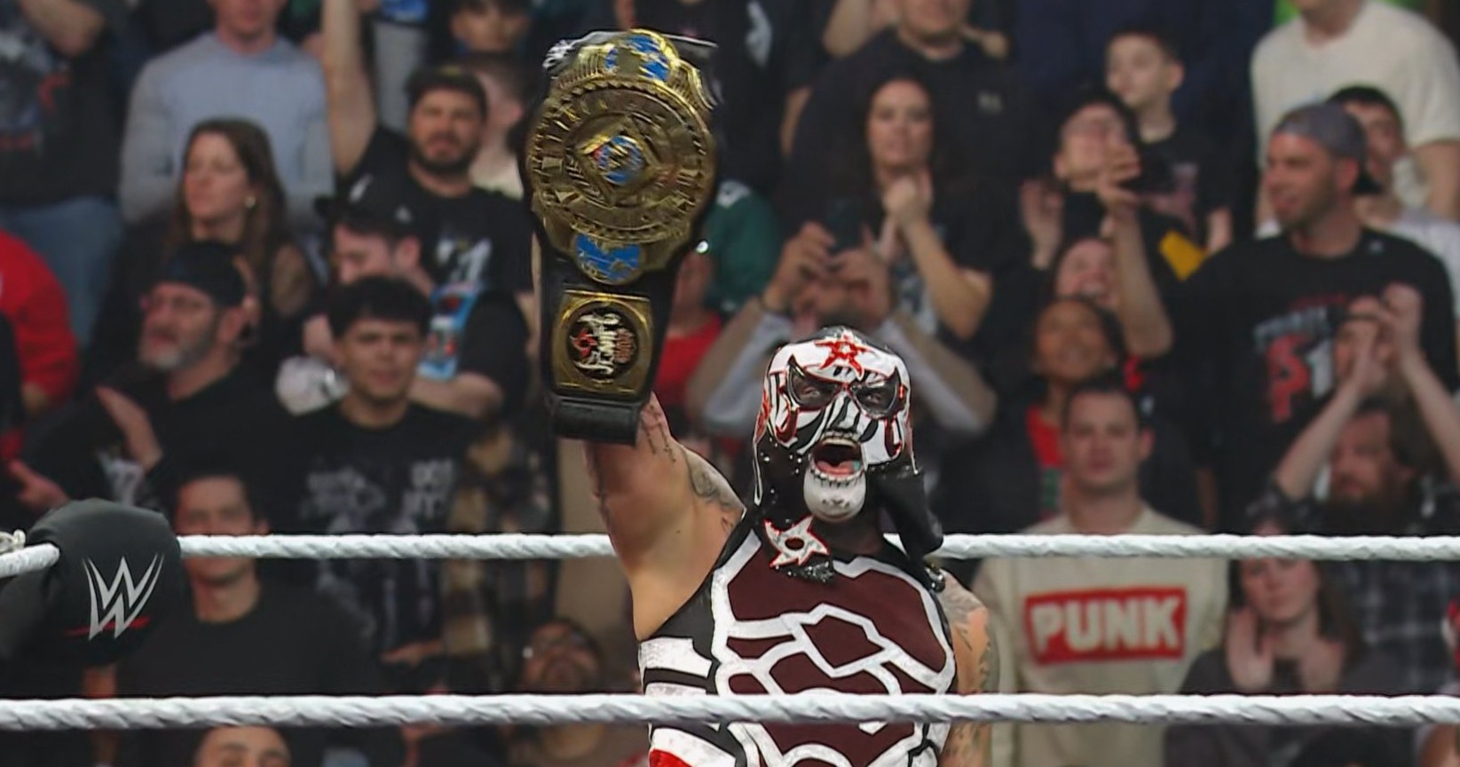 Penta retiene el Campeonato Intercontinental de WWE frente a Dominik Mysterio