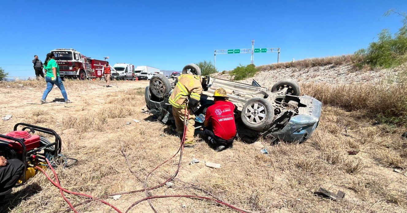 Se estrellan contra tráiler y terminan volcados en Castaños; hay dos muertos