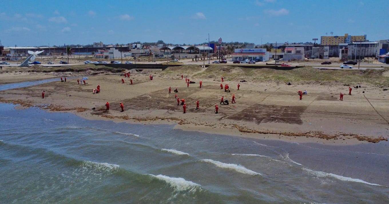 Pemex recolecta 128 toneladas de residuos por derrame de crudo en Veracruz y Tabasco