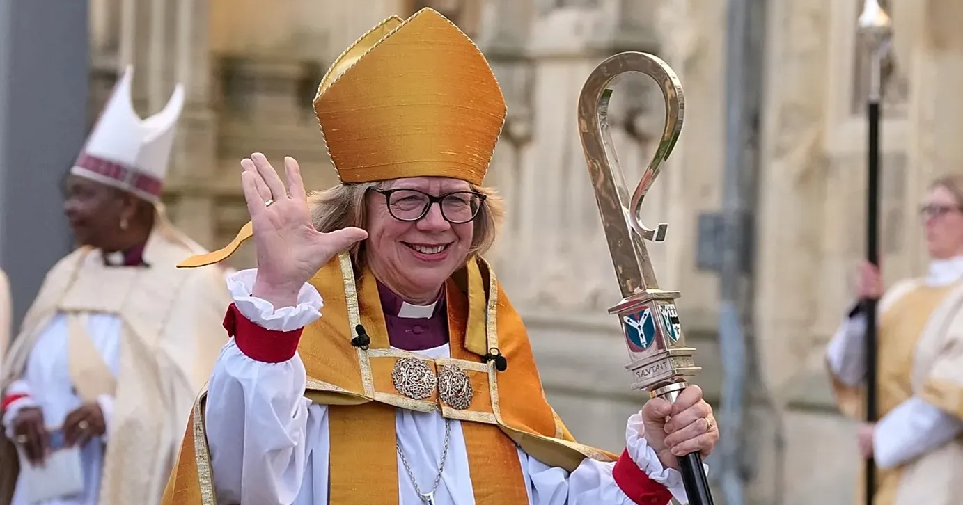 Sarah Mullally hace historia al convertirse en la primera arzobispa de la Iglesia anglicana